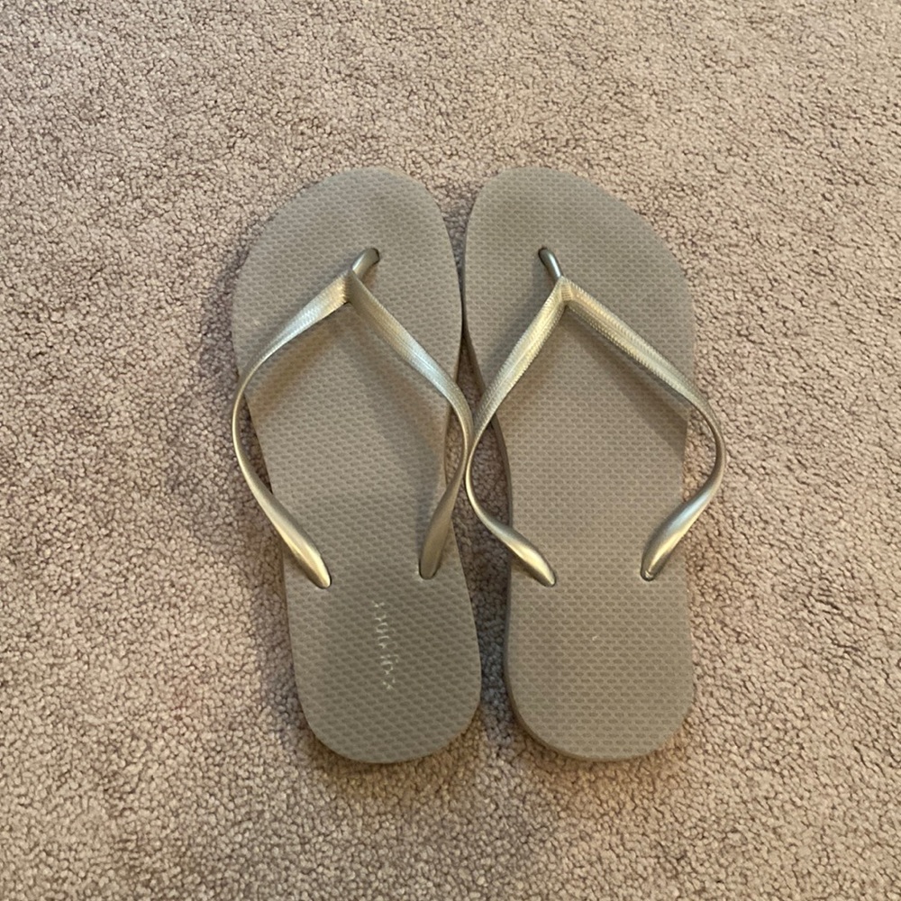 Size 9-10 silver flip flop